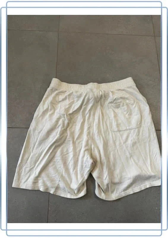 Short crème Weekday taille XL, bon état mais une toute petite trace à l'avant - photo numéro 3