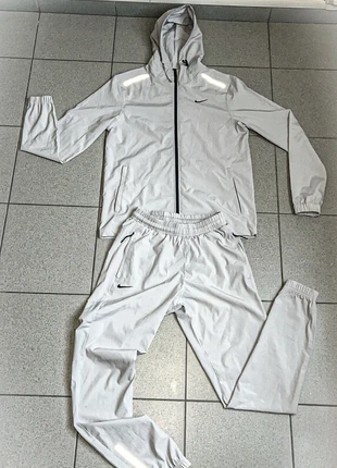 Ensemble running nike, marque: Nike, état: Neuf avec étiquette, taille: S, 60,00 €, 63,70 € Protection acheteurs incluse