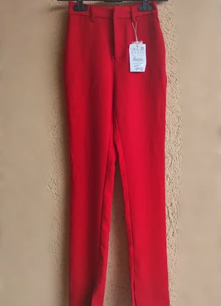 Pantalone rosso a vita alta elegante attillato nuovo, brand: Pull & Bear, condizioni: Nuovo con cartellino, taglia: XS / IT 38 / EU 34, €13.00, €14.35 include la Protezione acquisti