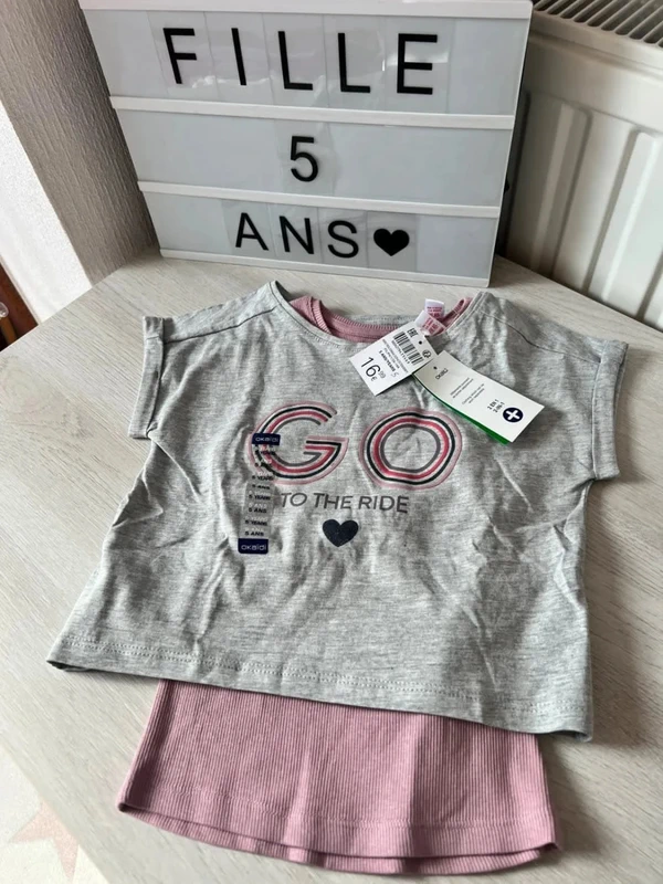 T shirt de sport 2 en 1 Okaïdi 5 ans neuf