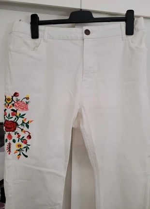 Pantalon brodé, marque: Kiabi, état: Neuf sans étiquette, taille: 5XL / 50 / 22, 12,00 €, 13,30 € Protection acheteurs incluse