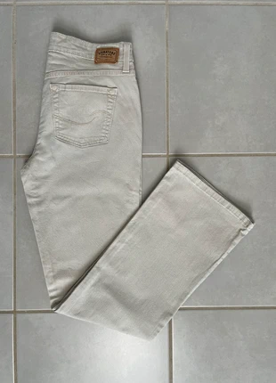 Jean Levi’s signature femme taille basse pattes d’éléphant taille 36 couleur beige crème 97% coton, marque: Levi's, état: Très bon état, taille: S / 36 / 8, 14,99 €, 16,44 € Protection acheteurs (Pro) incluse