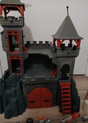 Château playmobil dragon rouge, marque: Playmobil, état: Très bon état, taille: 5 ans / 110 cm, 50,00 €, 53,20 € Protection acheteurs incluse