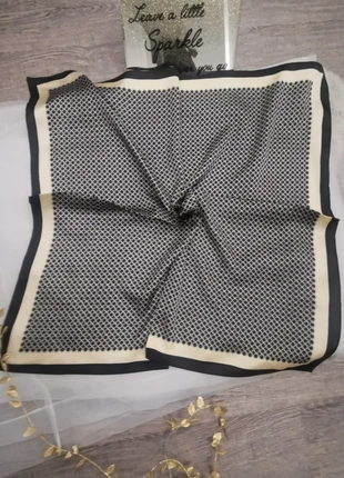 Foulard neuf très chic en soie, marque: Boutique indépendante, état: Très bon état, 17,00 €, 18,55 € Protection acheteurs incluse