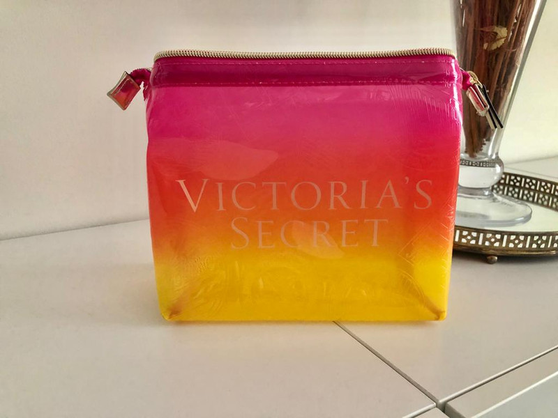 Neceser de Victoria s Secret de gran capacidad. Impermeable perfecto para la playa. Vinted