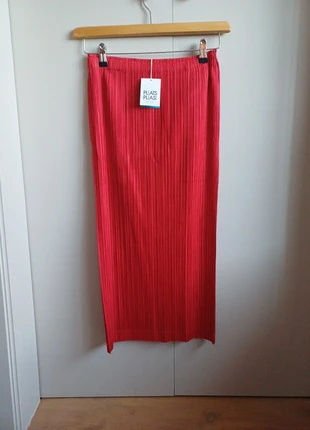 Pleats please Issey Miyake plooirok rood, merk: Pleats Please Issey Miyake, staat: Nieuw met prijskaartje, maat: S / 36 / 8, € 275,00, € 289,45 inclusief Kopersbescherming