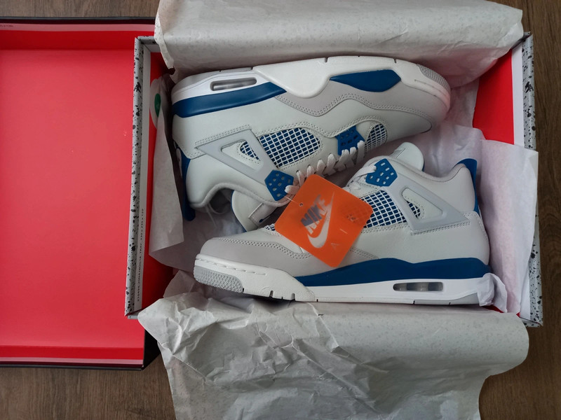 Jordan 4 Retro Military Blue (2024) 3