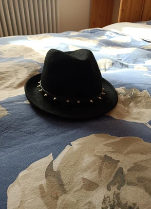 Cappello in feltro con borchie, marque: Pieces, état: Neuf sans étiquette, 10,00 €, 11,20 € Protection acheteurs incluse