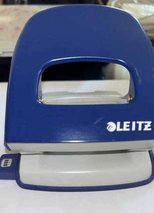 🥳 Spécial rentrée scolaire : Perforateur de bureau 2 trous Leitz - capacité 30 feuilles - Négociable, marque: Leitz, état: Très bon état, 8,00 €, 9,10 € Protection acheteurs incluse