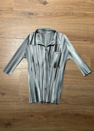 Issey Miyake Pleats Please Button Up, merk: Pleats Please Issey Miyake, staat: Heel goed, maat: M / 38 / 10, € 250,00, € 263,20 inclusief Kopersbescherming