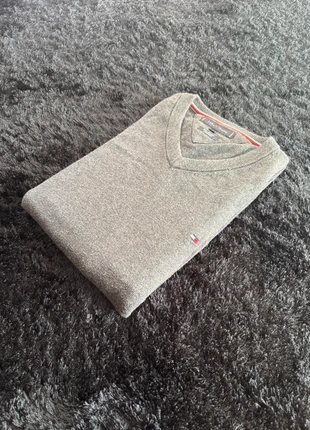 Pull Tommy Hilfiger gris col V taille M, marque: Tommy Hilfiger, état: Très bon état, taille: M, 25,00 €, 26,95 € Protection acheteurs incluse