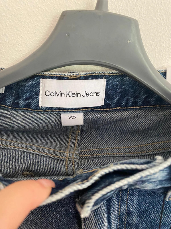 Mom Jeans Calvin Klein con strappi 4