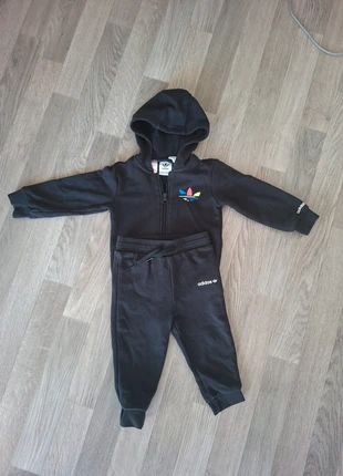Survêtement enfant haut et bas noir Adidas 12/18 mois, marque: adidas, état: Très bon état, taille: 12-18 mois / 80 cm, 10,00 €, 11,20 € Protection acheteurs incluse