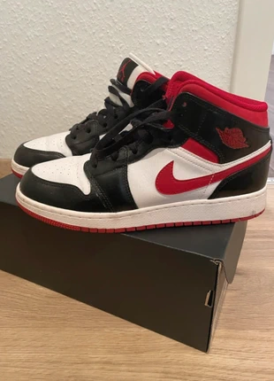 Air Jordan 1 mid (GS), merk: Jordan, staat: Heel goed, maat: 40, € 40,00, € 42,70 inclusief Kopersbescherming