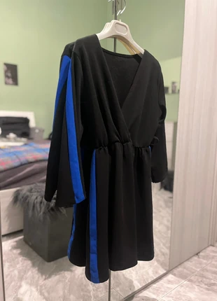 Vestito Mini Nero Incrociato con Fasce Blu Elettrico – Sporty Chic!, brand: ELEGANTE, condizioni: Ottime, taglia: Taglia unica, €3.00, €3.85 include la Protezione acquisti