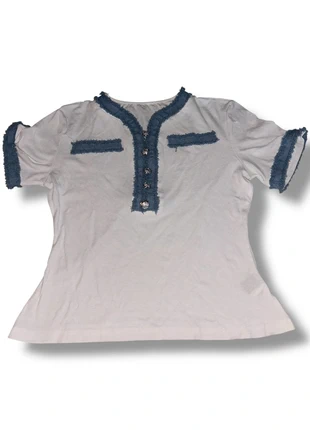 Wit T-shirt met blauwe franjes | knoopdetail top, marque: LOOK, état: Neuf sans étiquette, taille: S / 36 / 8, 5,90 €, 6,90 € Protection acheteurs incluse