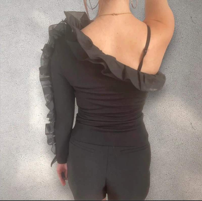 T-shirt haut noir en relief avec froufrou asymétrique très chic et élégant - photo numéro 2