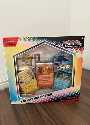 Coffret Poster EV08.5 Pokémon Évolution Prismatique, marke: Asmodee, zustand: Sehr gut, 30,00 €, 32,20 € inklusive Vinted-Käuferschutz