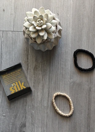 🎀 Lot de 2 Chouchous en soie 💖 L’accessoire premium indispensable pour des boucles sublimées, merk: SOIE, staat: Nieuw met prijskaartje, € 9,00, € 10,15 inclusief Kopersbescherming