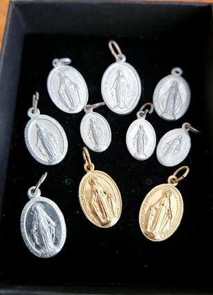 Lot de pendentifs médailles religieuses vintage vierge lourdes, marque: Vintage Chic, état: Très bon état, 5,00 €, 5,95 € Protection acheteurs incluse
