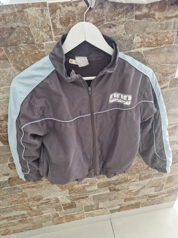 1 gilet survetement gris zip taille 8 ans