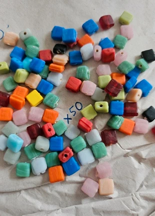 Lot de 50 perles artisanales en verre carré plat mélange de couleurs, marque: 50 perles, état: Très bon état, 4,00 €, 4,90 € Protection acheteurs incluse