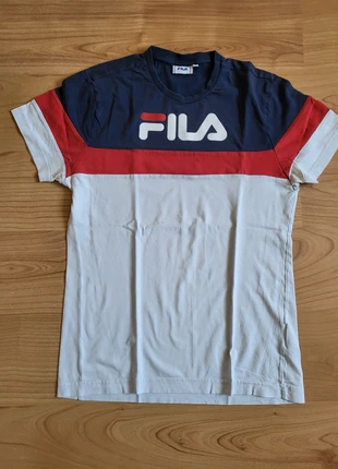 T-shirt fila blanc, bleu, rouge taille xs, brand: FILA, condizioni: Ottime, taglia: XS, €4.00, €4.90 include la Protezione acquisti