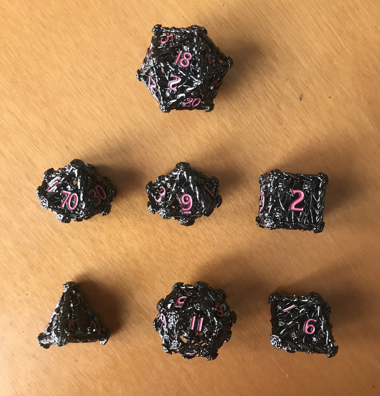 Set di 7 Dadi Metallici Nero e Rosa +sacchetto / 7 Dice Set Metallic Black & Pink +bag - Kickstarter 3