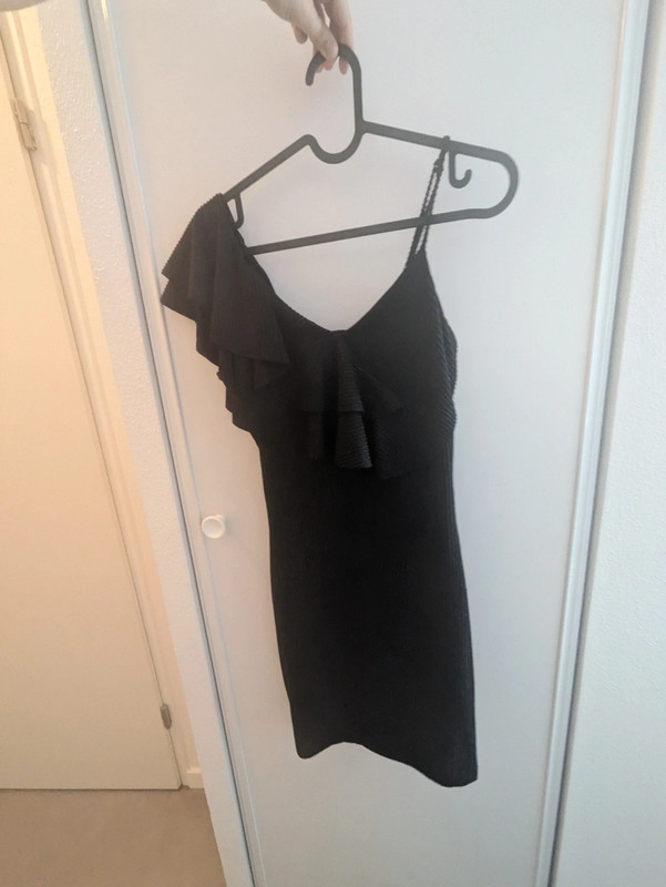 Jolie robe noire élégante Studio F taille 6 2