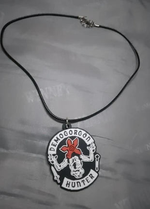 Colgante de stranger things Demogorgon, merk: Stranger Things, staat: Heel goed, maat: Universeel, € 3,50, € 4,38 inclusief Kopersbescherming