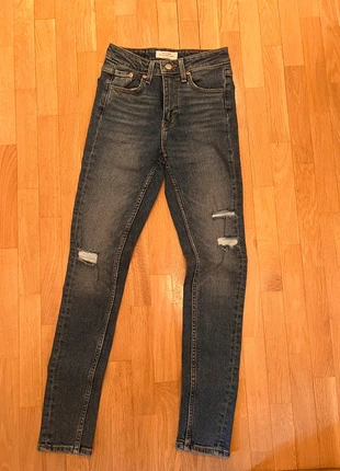 Jean troué Levis taille 24/30, marque: Levi Strauss & Co., état: Très bon état, taille: XS / 34 / 6, 15,00 €, 16,45 € Protection acheteurs incluse