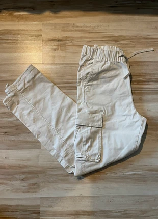 Pantalon cargo blanc cassé Bershka, marque: Bershka, état: Bon état, taille: S, 2,99 €, 3,84 € Protection acheteurs incluse