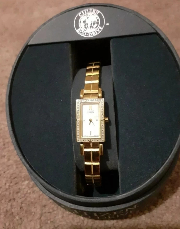 Watch with sale diamonds around face