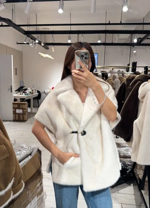 Veste en fausse fourrure écru manches courtes, brand: Giovanni, condition: New with tags, size: M / 38 / 10, €129.00, €136.15 includes Buyer Protection Pro