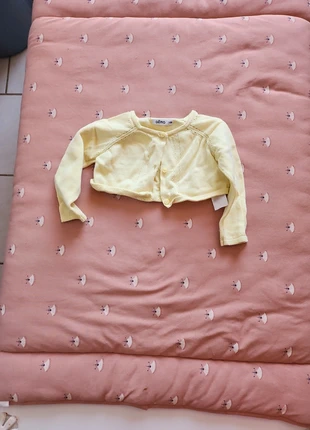 Gilet jaune, merk: Gémo, staat: Heel goed, maat: 12-18 maanden / 80 cm, € 1,00, € 1,75 inclusief Kopersbescherming