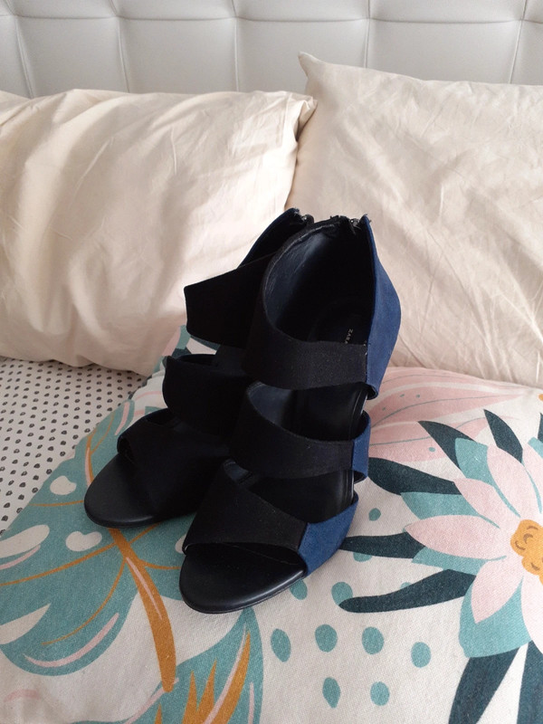 Sandalias talla de Zara, azul marino y negro -