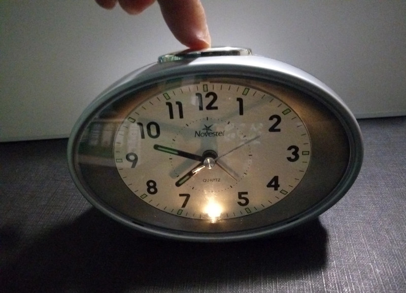 reloj-despertador de mesilla antiguo