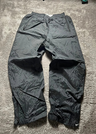 Trackpants étanche Nike Noir vintage réglable avec Nike en bas intérieur en coton - taille M, marque: Nike, état: Bon état, taille: M, 13,00 €, 14,35 € Protection acheteurs incluse