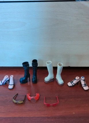 Set 5 paia di scarpe e 3 occhiali da sole Bratz , marque: Bratz, état: Très bon état, taille: Taille unique, 7,00 €, 8,05 € Protection acheteurs incluse