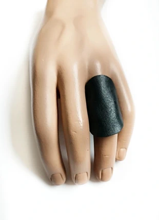 Grote, zwarte, leren ring - recycled - nikkelvrij, état: Très bon état, taille: Ajustable, 5,00 €, 5,95 € Protection acheteurs incluse