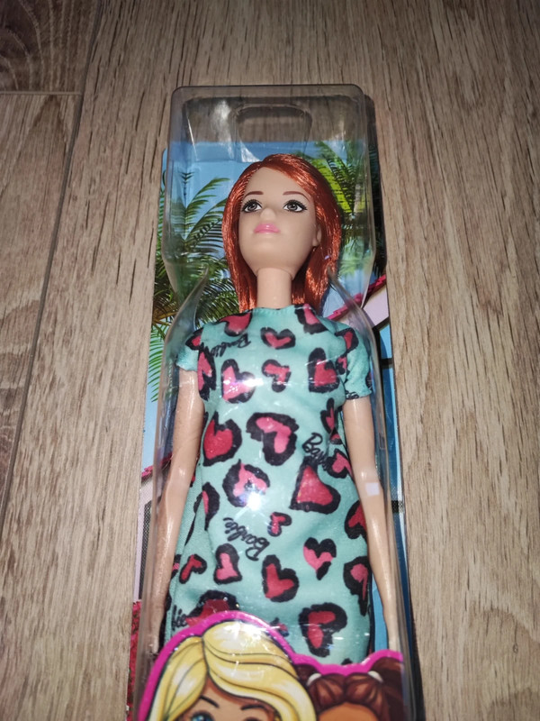 Barbie Chic poupée rousse avec robe bleue à motifs cœurs et