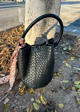 Elegante bolso negro con diseño trenzado y asa redonda. Detalle de pañuelo decorativo, marque: Local, état: Neuf sans étiquette, 16,99 €, 18,54 € Protection acheteurs incluse