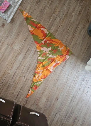 Foulard style militaire orange et vert, zustand: Sehr gut, 1,00 €, 1,75 € inklusive Vinted-Käuferschutz