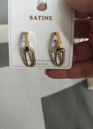 Boucles d' oreilles tendance trombone et strass , brand: Satine, condizioni: Nuovo con cartellino, €8.00, €9.10 include la Protezione acquisti
