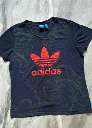T-shirt Adidas Nera con Stampa Floreale Rossa - Taglia L, marca: adidas, estado: Muito bom, tamanho: L, €6.00, €7.00 inclui Proteção do Comprador