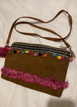 Bolso tipo ante marrón con flecos y borlas de colores, marca: Chika10, estado: Nuevo sin etiquetas, 14,00 €, 15,40 € Protección al comprador incluida