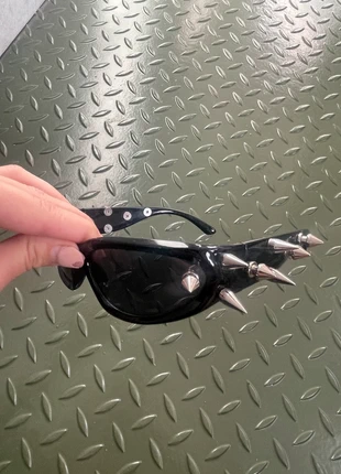 Lunettes de soleil cloutées, brand: je ne sais pas, condizioni: Nuovo senza cartellino, €8.00, €9.10 include la Protezione acquisti