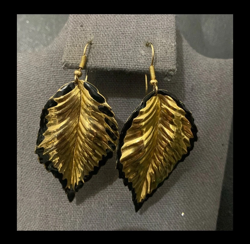 Vintage gold leaf with black enamel brooch with Matching dangling earrings 2