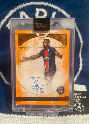 2024/25 Topps Exhibition PSG Presnel Kimpembe Vitruvian Auto /25, marke: Topps, zustand: Sehr gut, 69,00 €, 73,15 € inklusive Vinted-Käuferschutz