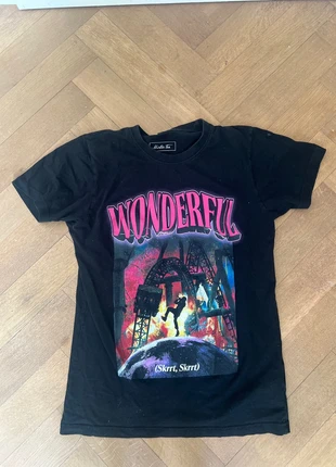 Zwarte T-shirt met felle print – maat XS/S, marque: Vintage Dressing, état: Très bon état, taille: S / 36 / 8, 10,00 €, 11,20 € Protection acheteurs incluse